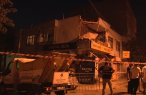Küçükçekmece’de iki katlı binanın balkon duvarı çöktü