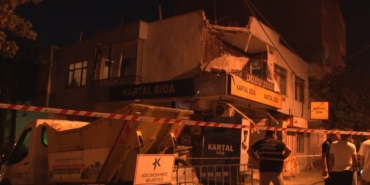 Küçükçekmece’de iki katlı binanın balkon duvarı çöktü