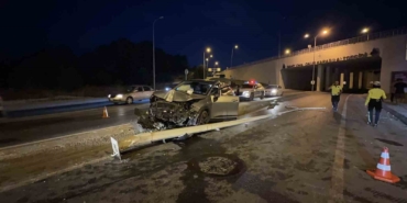 Arnavutköy’de otomobil direğe çarptı: 2 yaralı