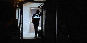 Üvey oğlunu göğsünden bıçakladı