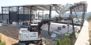 Nilüfer’de iki kaçak yapı yıkıldı