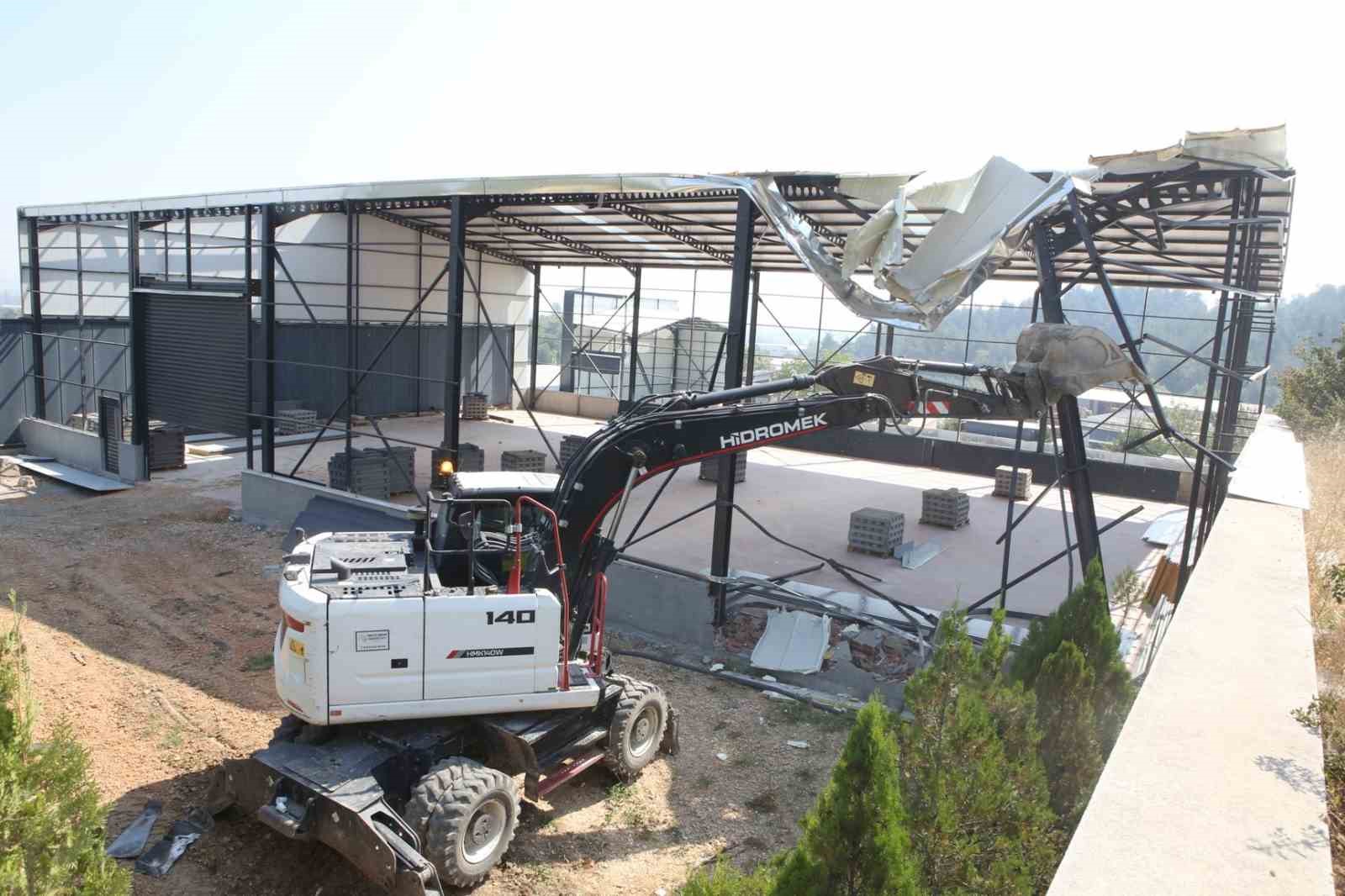 Nilüfer’de iki kaçak yapı yıkıldı