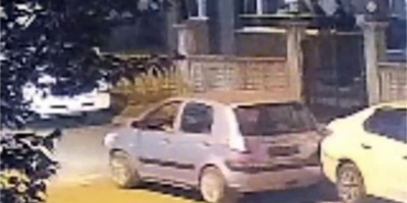 Park halindeki araca çarpıp kaçtı: O anlar kamerada