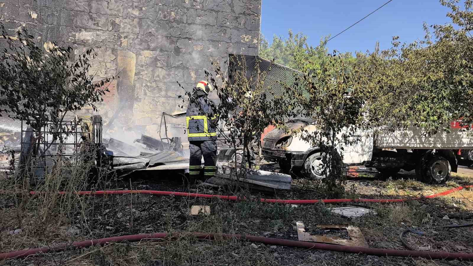Odunlukta çıkan yangın, apartman ve kamyonete sıçradı
