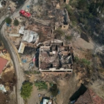 Orman yangının sıçradığı mahalledeki evler kül oldu, geriye harabe kaldı