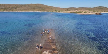 Adadan adaya denizden yürüyerek geçtiler