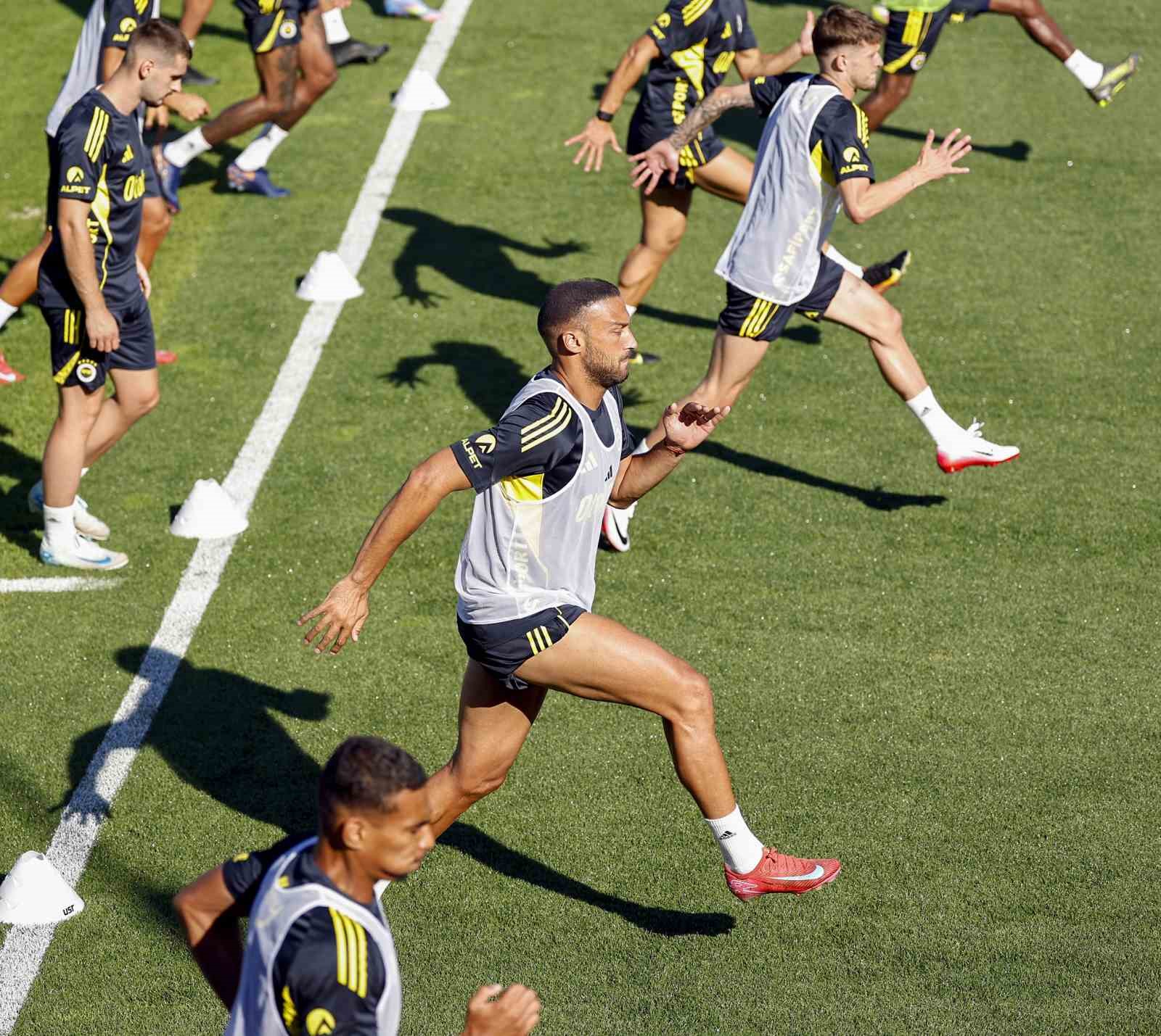 Fenerbahçe, yeni sezon hazırlıklarını akşam idmanıyla sürdürdü