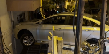 Avcılar’da fren yerine gaza basan kadın sürücü binaya çarptı