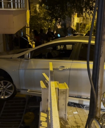 Avcılar’da fren yerine gaza basan kadın sürücü binaya çarptı