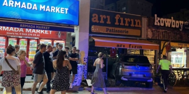 Gazla freni karıştıran sürücü aracıyla pastaneye daldı