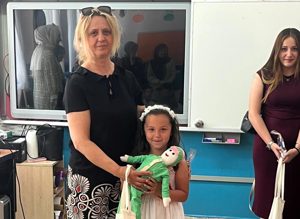 Derste ürettiklerini anaokulu öğrencilerine hediye ettiler