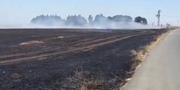 Silivri’de anız yangınında vatandaşlar seferber oldu: Traktörler ve çalılarla müdahale ettiler