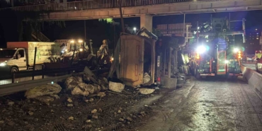 Kağıthane’de moloz yüklü hafriyat kamyonu devrildi: 1 yaralı