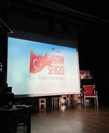 İstanbul’da TÜRGEV’in "Vatan Sevgisi" tiyatro oyunu izleyiciyle buluştu