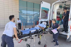 İnegöl’de minibüs bariyerlere çarptı