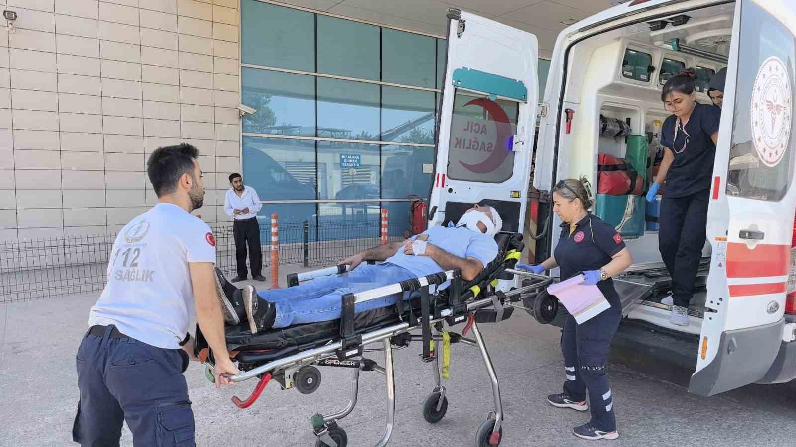 İnegöl’de minibüs bariyerlere çarptı