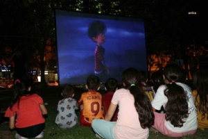 Ataşehir’in parklarında çocuklar için sinema keyfi başlıyor