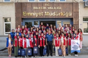 Bilecik’e gelen gönülle gençler İl Emniyet Müdürü Yılmaz’ı ziyaret etti