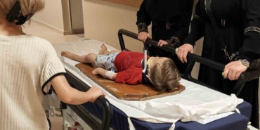 İnegöl’de balkondan düşen 3 yaşındaki çocuk ağır yaralandı