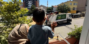 Pendik’te 3 yaşındaki Baran ile temizlik görevlileri arasındaki dostluk yürekleri ısıttı
