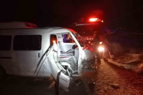 Tek taraflı kazada yolcu araçta sıkıştı