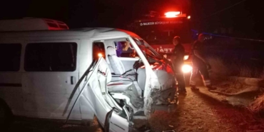 Tek taraflı kazada yolcu araçta sıkıştı