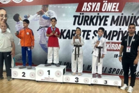 Körfezli minik karateciler Türkiye şampiyonasında altın ve bronz madalya aldı