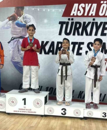 Körfezli minik karateciler Türkiye şampiyonasında altın ve bronz madalya aldı