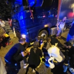 Kafası tırın altına girdi kaskı hayatını kurtardı