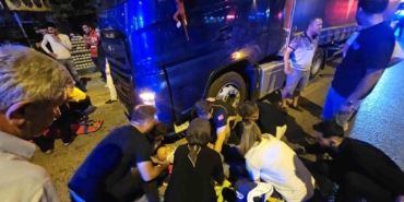 Kafası tırın altına girdi kaskı hayatını kurtardı