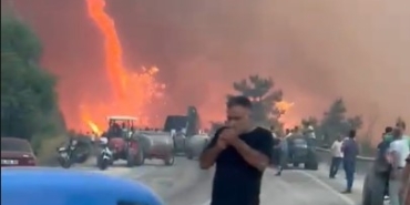 Alevler göğe ulaştı o aldırış etmeden sigarasını yaktı...