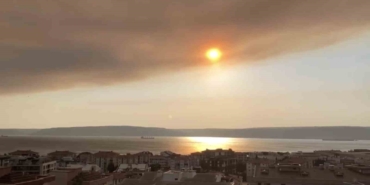 Tekirdağ’daki orman yangınının dumanı Çanakkale Boğazı’nı kapladı