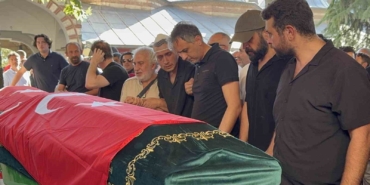 Son yolculuğuna evladıyla yan yana uğurlandı