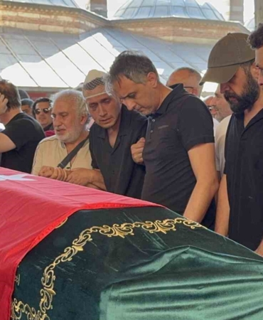 Son yolculuğuna evladıyla yan yana uğurlandı