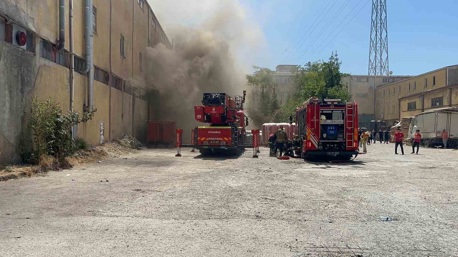 Esenyurt’ta bir kazan imalathanesi yandı: 1 kişi dumandan etkilendi