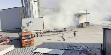 Mobilya üretim fabrikasında yangın: Ekipler, söndürmek için seferber oldu