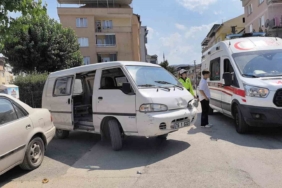 Minibüs ile motosiklet çarpıştı: 2 yaralı