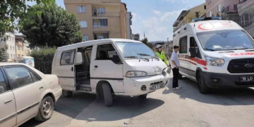 Minibüs ile motosiklet çarpıştı: 2 yaralı
