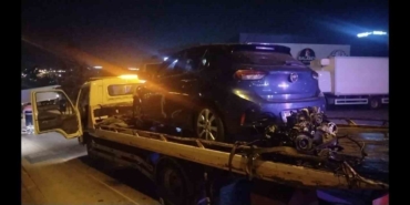 Sancaktepe’de kontrolden çıkan otomobil fabrika duvarına çarptı: 2 yaralı