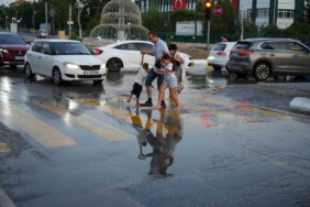 Edirne’de içme suyu hattı yine patladı: Cadde göle döndü, vatandaş isyanda