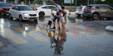Edirne’de içme suyu hattı yine patladı: Cadde göle döndü, vatandaş isyanda