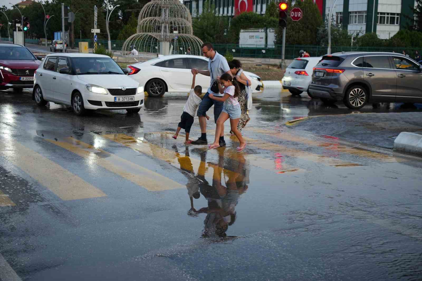 Edirne’de içme suyu hattı yine patladı: Cadde göle döndü, vatandaş isyanda