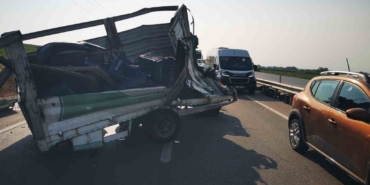 Kamyonet kamyona çarptı: 1 yaralı