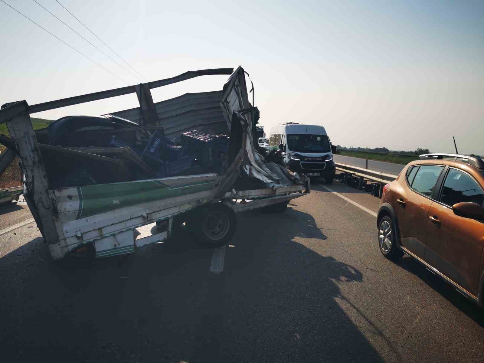 Kamyonet kamyona çarptı: 1 yaralı