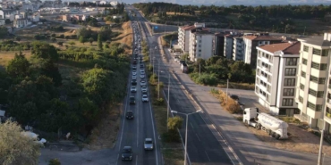Erdek’te tatilci yoğunluğu, trafik hattı havadan görüntülendi