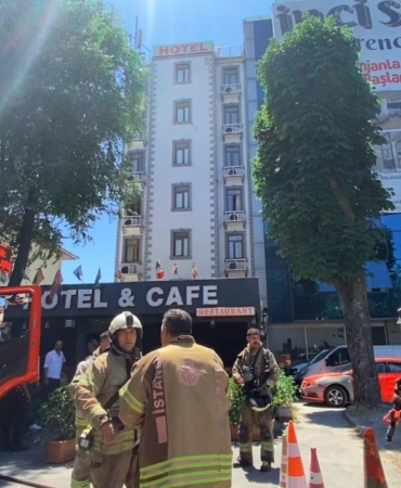 Fatih’te otelin yemekhanesinde çıkan yangın paniğe yol açtı