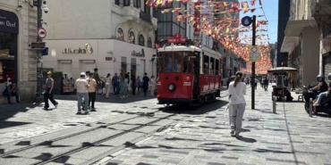 İstiklal Caddesi’nde fren yerine gaza basan sürücü tramvaya çarptı