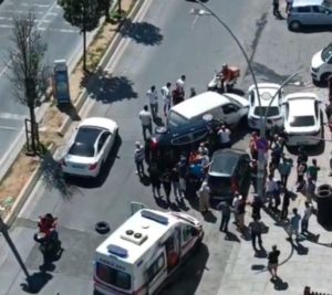 Sultangazi’de hatalı U dönüşü yapan şahıs kazaya neden oldu: 2 yaralı