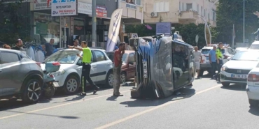 Yalova’da SUV tipi araç park halindeki iki otomobile çarparak devrildi