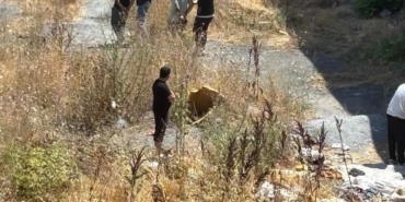 Esenyurt’ta gündüz vakti uyuşturucu kullanan şahıslar cep telefonu kamerasına yansıdı